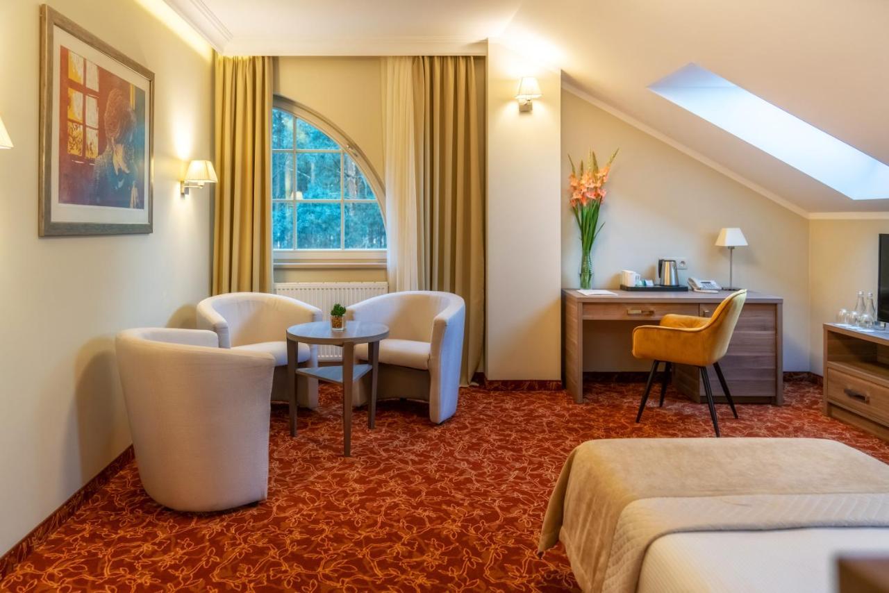 Korona Hotel オストロウェンカ エクステリア 写真