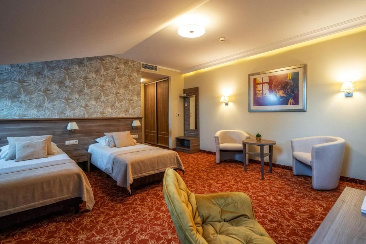 Korona Hotel オストロウェンカ エクステリア 写真
